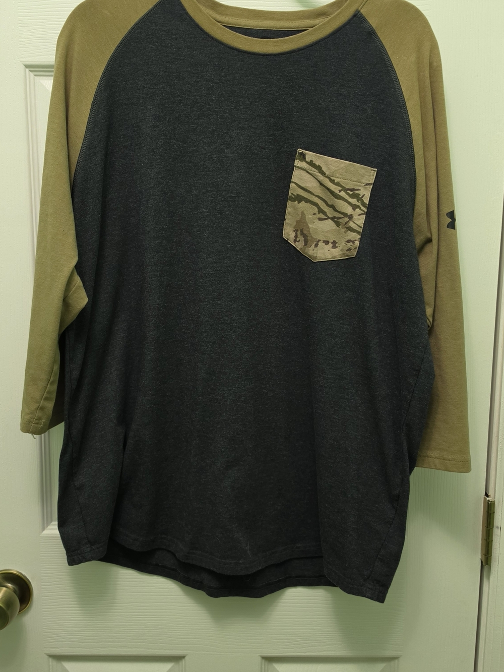 Under Armour Men’s Tan/Charcoal Raglan Pocket Shirt Camo Pocket